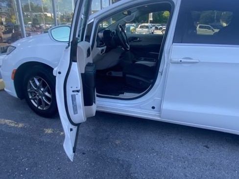 Used 2021 Chrysler Pacifica Touring w/ Uconnect Theater Family Group FWD image 3