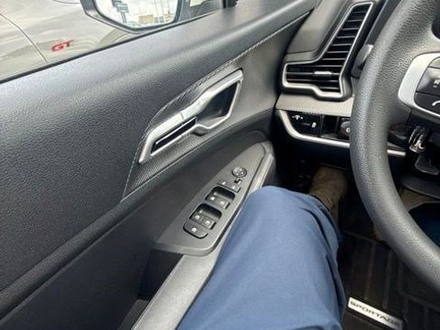Used 2024 Kia Sportage LX AWD/4WD image 8