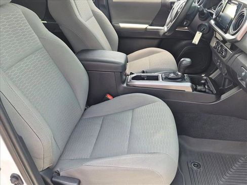 Used 2018 Toyota Tacoma SR5 RWD image 18