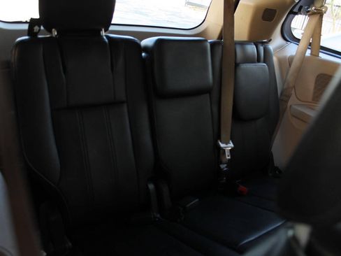 Used 2016 Dodge Grand Caravan SXT FWD image 31