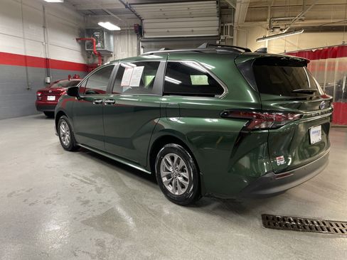 Used 2025 Toyota Sienna XLE image 8