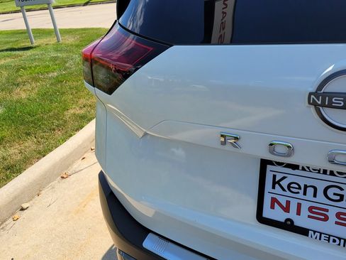Certified 2023 Nissan Rogue SL w/ SL Premium Package AWD/4WD image 16