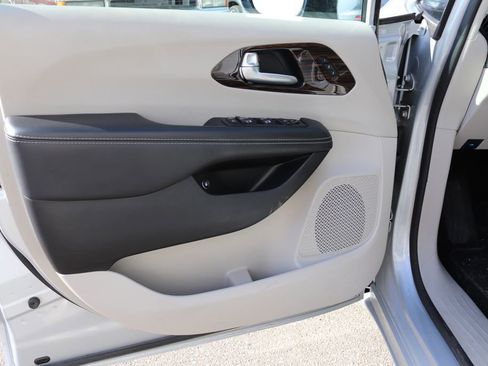 Used 2023 Chrysler Pacifica Limited image 7