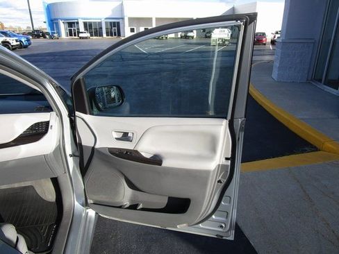 Used 2019 Toyota Sienna XLE FWD image 27