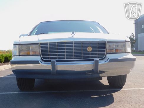 Used 1995 Cadillac Fleetwood Brougham RWD image 24