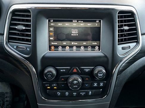 Used 2021 Jeep Grand Cherokee Laredo image 12
