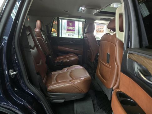 Used 2018 Cadillac Escalade Premium Luxury AWD/4WD image 18