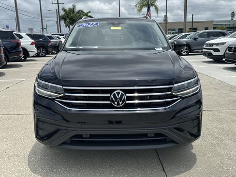 Certified 2022 Volkswagen Tiguan SE w/ Panoramic Sunroof Package FWD image 2