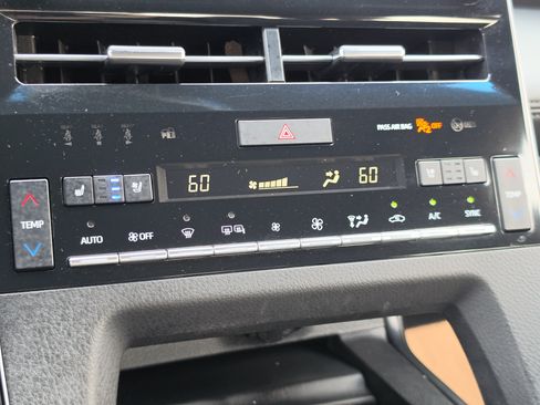 Used 2021 Toyota Avalon Limited w/ Advanced Safety Package FWD image 21
