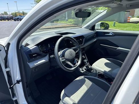 Used 2023 Volkswagen Taos SE w/ Panoramic Sunroof Package FWD image 10