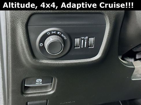 Used 2024 Jeep Grand Cherokee Altitude image 11