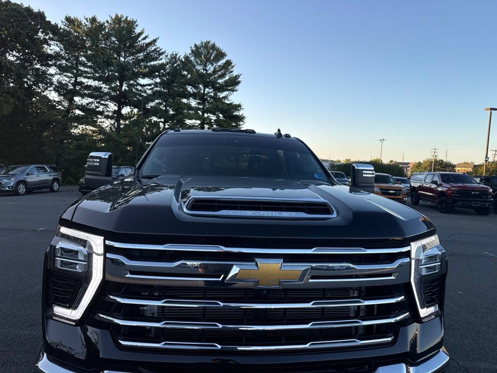 Used 2024 Chevrolet Silverado 2500 LTZ w/ LTZ Convenience Package AWD/4WD image 4