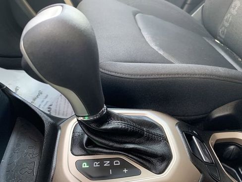 Used 2017 Jeep Renegade Sport w/ Power & Air Group FWD image 23