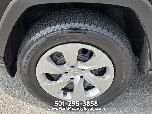 Used 2022 Toyota RAV4 LE AWD/4WD image 16