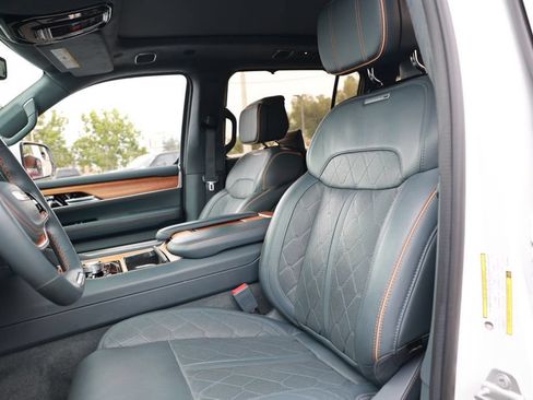 Used 2022 Jeep Grand Wagoneer Series III w/ Rear Seat Video Group 1 AWD/4WD image 19