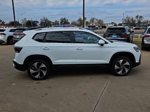 New 2026 Volkswagen Taos SE image 4