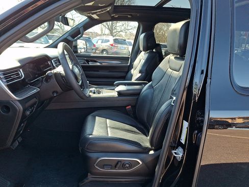 Used 2022 Jeep Wagoneer Series III w/ Premium Group I image 14