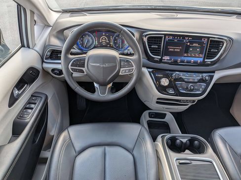 Used 2024 Chrysler Pacifica Touring-L FWD image 29