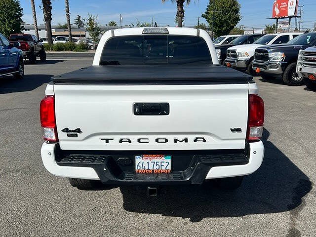 Used 2017 Toyota Tacoma TRD Sport AWD/4WD image 9