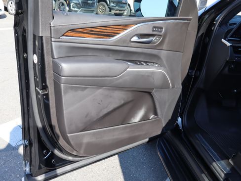 Used 2024 Cadillac Escalade Premium Luxury AWD/4WD image 19