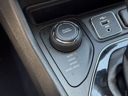 Used 2023 Jeep Cherokee Altitude Lux image 24