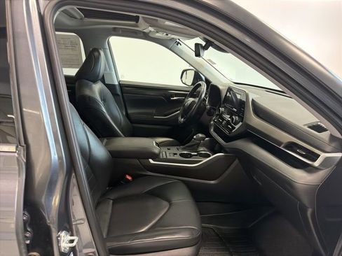 Used 2020 Toyota Highlander XLE image 35