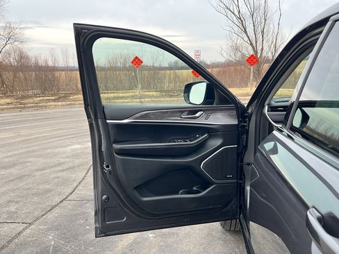 Used 2023 Jeep Grand Cherokee L Limited w/ Luxury Tech Group II image 10