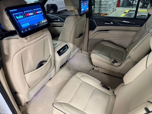 Used 2024 Cadillac Escalade ESV Premium Luxury AWD/4WD image 37