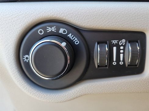 Used 2020 Chrysler Voyager Lxi image 22