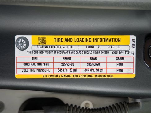 Used 2025 Tesla Cybertruck AWD Crew Cab image 29