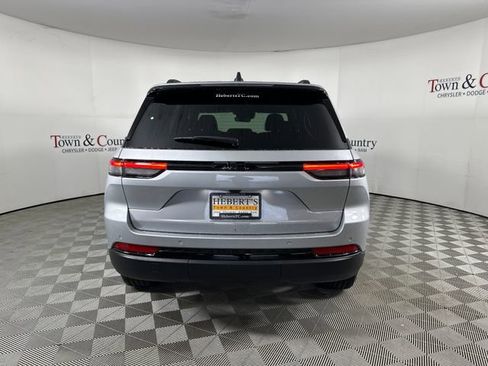 New 2025 Jeep Grand Cherokee Altitude image 8