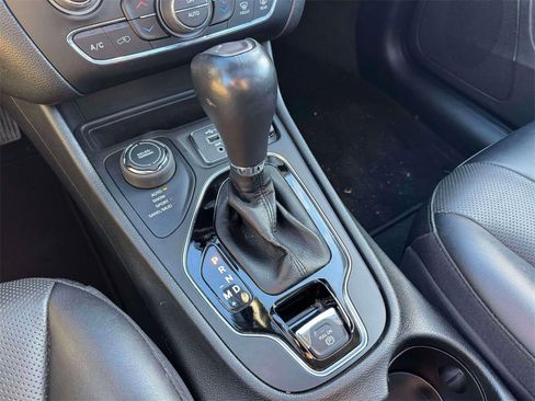 Used 2022 Jeep Cherokee Limited image 31