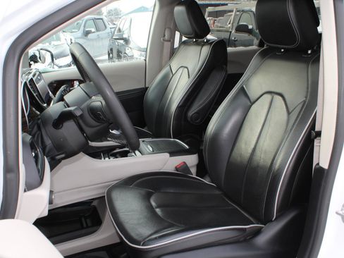 Used 2023 Chrysler Pacifica Limited image 18