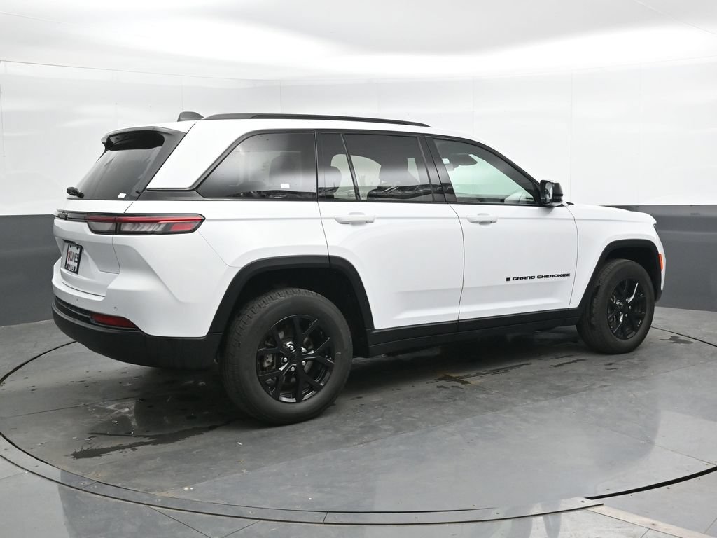 Used 2025 Jeep Grand Cherokee Altitude AWD/4WD image 2