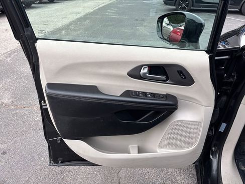 Used 2022 Chrysler Pacifica Touring-L image 13