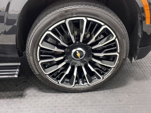 Used 2025 Chevrolet Tahoe High Country AWD/4WD image 24