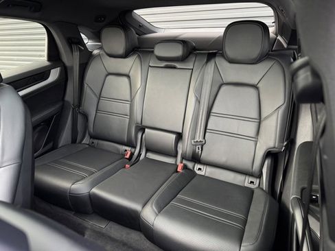 Certified 2025 Porsche Cayenne Coupe image 34