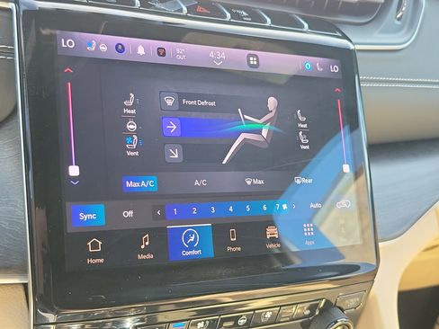 Used 2024 Jeep Grand Cherokee Limited w/ Luxury Tech Group II image 21