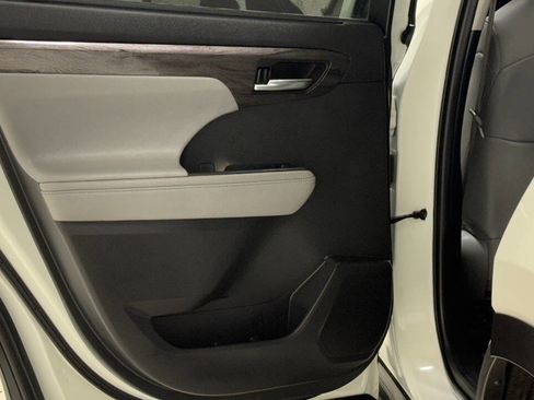 Used 2021 Toyota Highlander Limited image 18