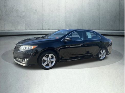 Used 2014 Toyota Camry SE w/ Moonroof Package FWD image 1