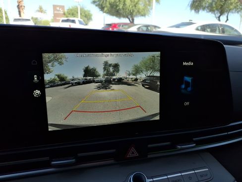 Certified 2025 Hyundai Elantra Limited FWD image 21