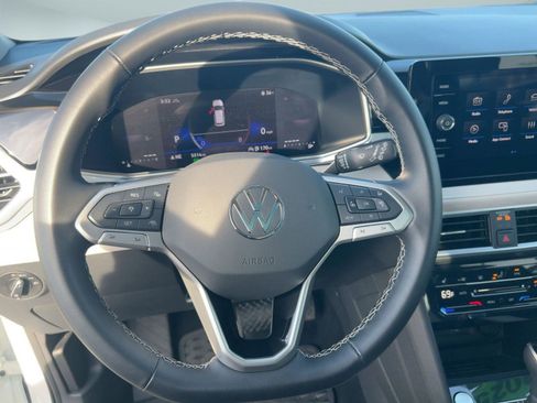 Certified 2025 Volkswagen Taos SE w/ Panoramic Sunroof Package image 15