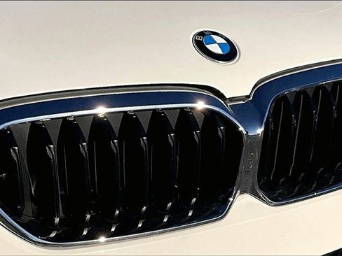 Used 2023 BMW 540i w/ Premium Package image 25