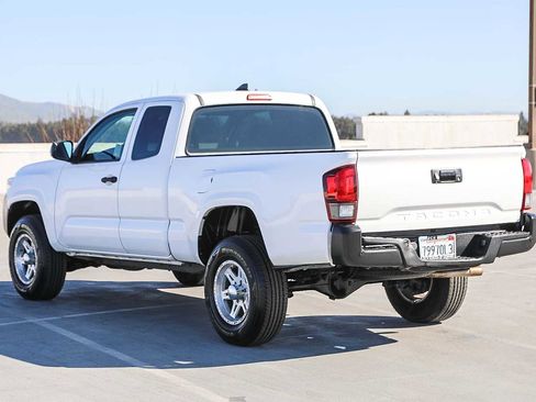 Used 2018 Toyota Tacoma SR image 7