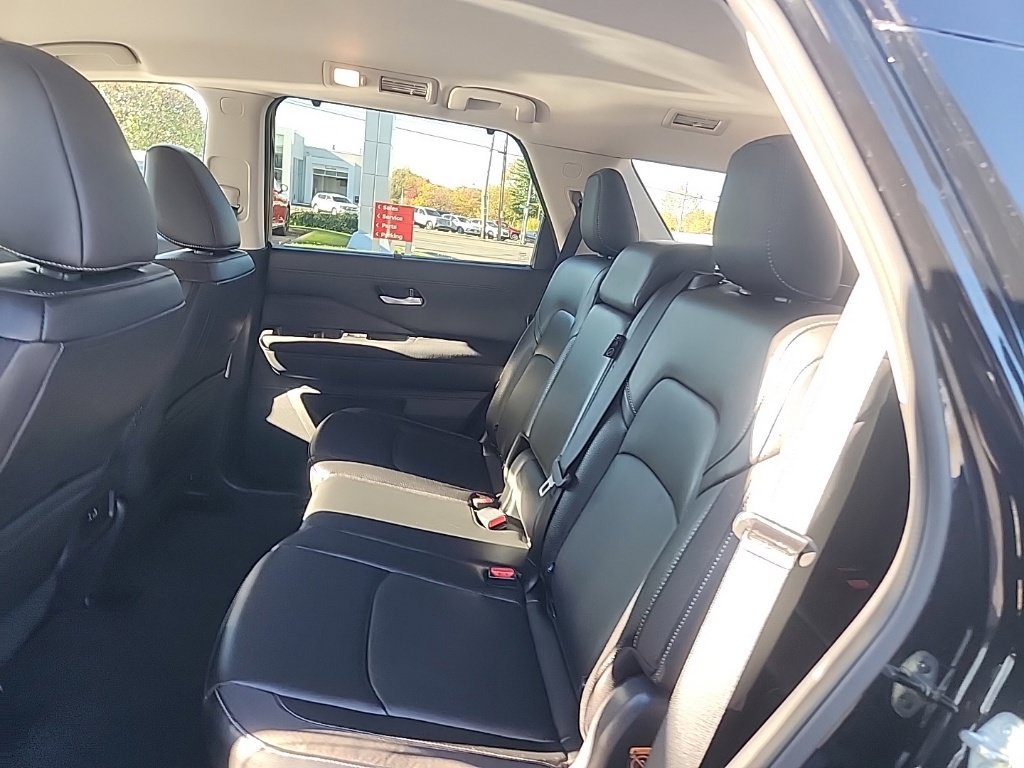Used 2025 Nissan Pathfinder SL AWD/4WD image 25