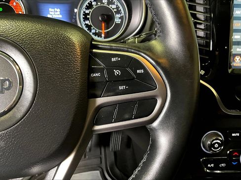 Used 2019 Jeep Cherokee Limited image 12