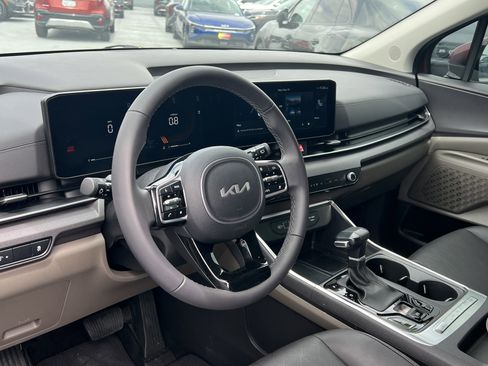 Used 2025 Kia Carnival EX FWD image 24