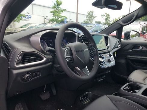 New 2026 Chrysler Pacifica Select FWD image 17