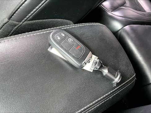 Used 2019 Jeep Cherokee Limited w/ Technology Group image 12