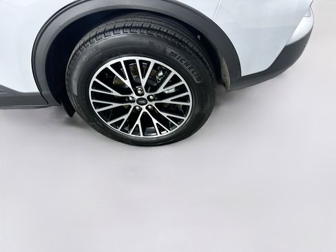 Used 2025 Ford Escape SE image 11